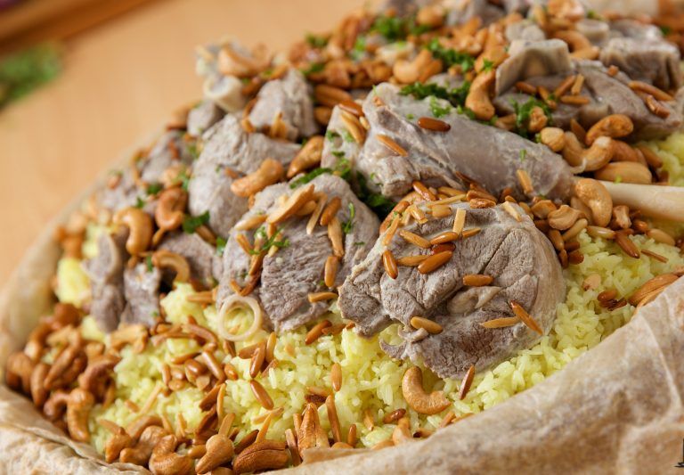 طرز تهیه غذای مدیترانه‌ای منسف – گوشت پلوی زعفرانی پخته شده در ماست و کشک -  FoodBashi
